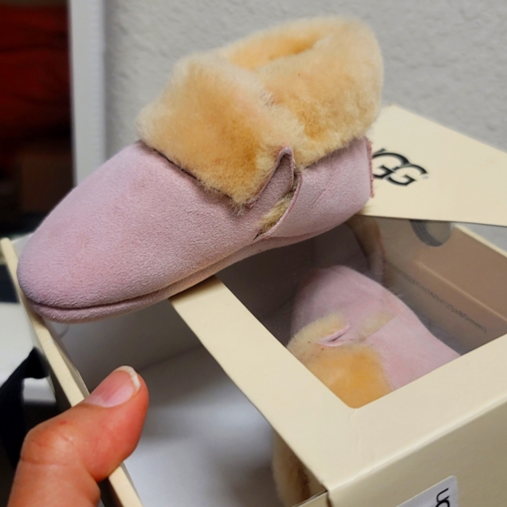 Baby ugg slip on size 2/3